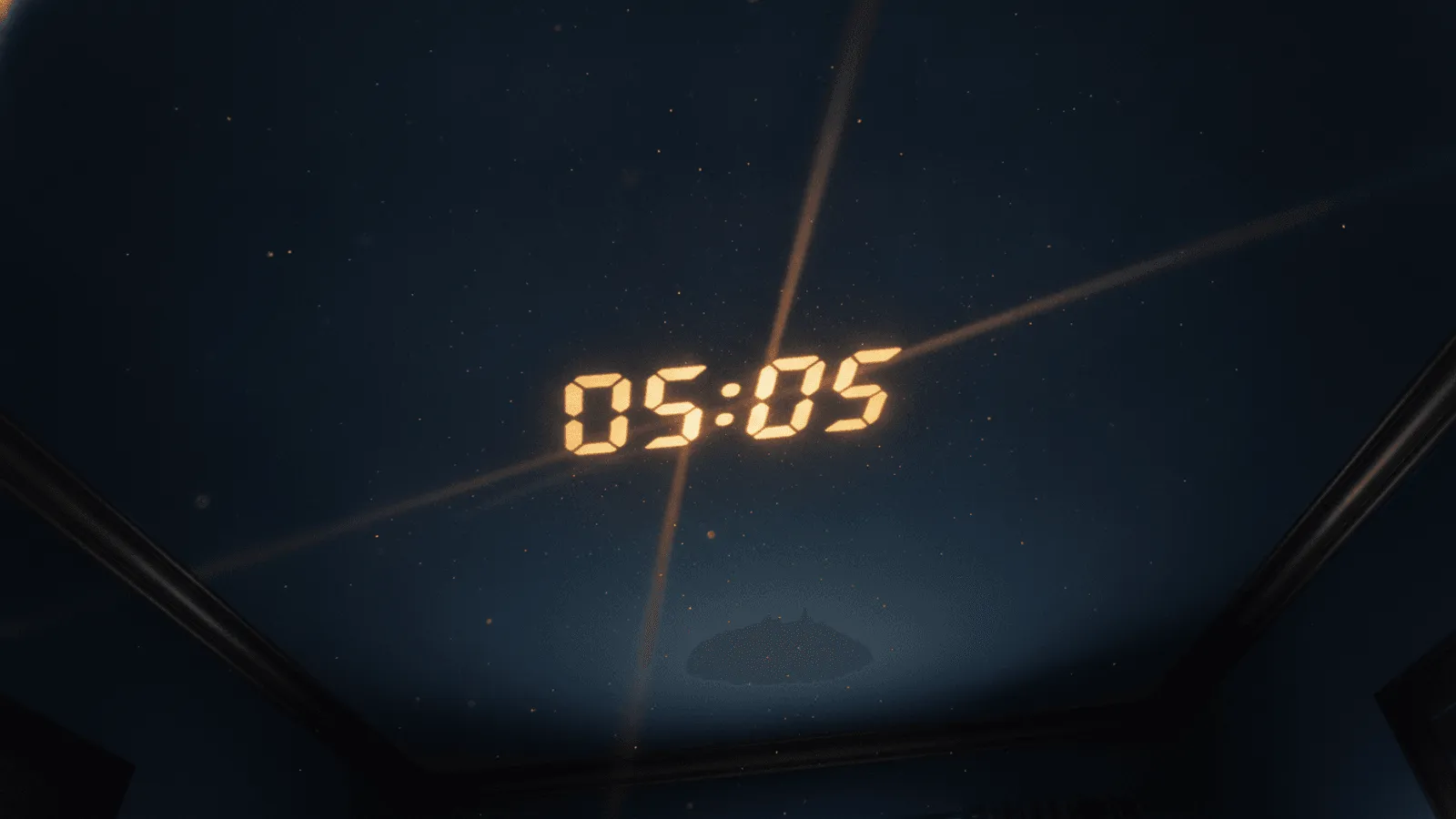 Relogio digital de cabeceira marcando 05:05 na penumbra azulada de um quarto antes do amanhecer, com a luz fraca da janela ao fundo
